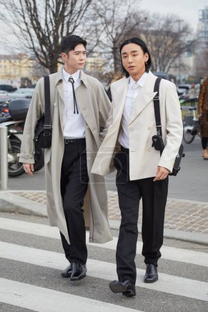 Téléchargez les photos : MILAN, ITALIE - 14 JANVIER 2024 : Taiki Takahashi et Noah Lee avant le défilé Prada, Milan Fashion Week street style - en image libre de droit