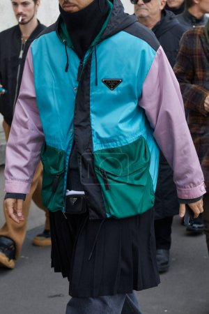 Foto de MILÁN, ITALIA - 14 DE ENERO DE 2024: Hombre con chaqueta Prada en turquesa, púrpura, colores verdes antes del desfile de moda Prada, Milan Fashion Week street style - Imagen libre de derechos
