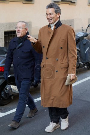 Foto de MILÁN, ITALIA - 15 DE ENERO DE 2024: Scott Schuman y Federico Marchetti antes del desfile de Giorgio Armani, Milan Fashion Week street style - Imagen libre de derechos