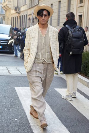 Foto de MILÁN, ITALIA - 15 DE ENERO DE 2024: Desmond Tan antes del desfile de Giorgio Armani, Milan Fashion Week street style - Imagen libre de derechos
