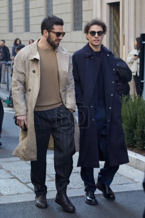 Téléchargez les photos : MILAN, ITALIE - 15 JANVIER 2024 : Alvise Rigo et Damiano Gavino avant le défilé Giorgio Armani, Milan Fashion Week street style - en image libre de droit