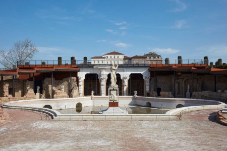 Téléchargez les photos : VENTE VENAIRE, ITALIE - 29 MARS 2023 : Fontaine dans le parc du château de Reggia di Venaria au printemps ensoleillé - en image libre de droit