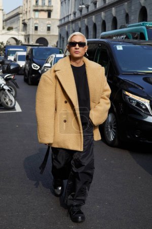 Téléchargez les photos : MILAN, ITALIE - 21 FÉVRIER 2024 : Brian Boy avant le défilé Onitsuka Tiger, Milan Fashion Week street style - en image libre de droit