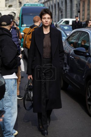 Téléchargez les photos : MILAN, ITALIE - 21 FÉVRIER 2024 : Femme avec manteau et pantalon noirs avant le défilé Onitsuka Tiger, Milan Fashion Week street style - en image libre de droit