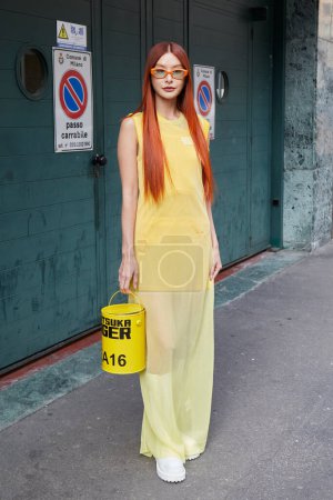 Téléchargez les photos : MILAN, ITALIE - 21 FÉVRIER 2024 : Juwei Yeoh avant le défilé Onitsuka Tiger, Milan Fashion Week street style - en image libre de droit