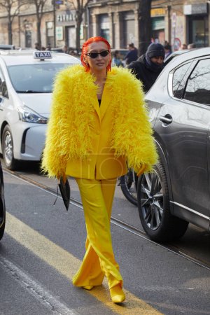 Téléchargez les photos : MILAN, ITALIE - 21 FÉVRIER 2024 : Femme avec un manteau et un costume en fourrure jaune avant le défilé de mode Fendi, Milan Fashion Week street styl - en image libre de droit