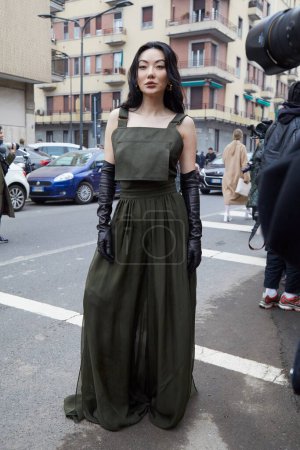 Foto de MILÁN, ITALIA - 22 DE FEBRERO DE 2024: Jessica Wang antes del desfile de moda Max Mara, Milan Fashion Week street style - Imagen libre de derechos