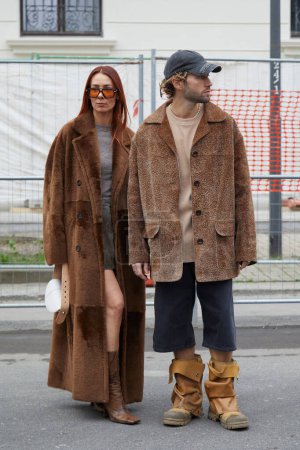 Téléchargez les photos : MILAN, ITALIE - 22 FÉVRIER 2024 : Alice Barbier et Js Rocques avant le défilé Max Mara, Milan Fashion Week street style - en image libre de droit