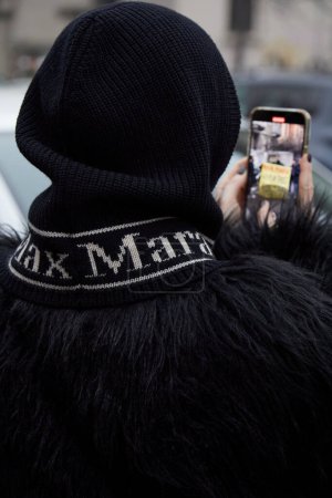 Téléchargez les photos : MILAN, ITALIE - 22 FEVRIER 2024 : Femme avec capuche en laine noire Max Mara avant le défilé de mode Max Mara, Milan Fashion Week street style - en image libre de droit