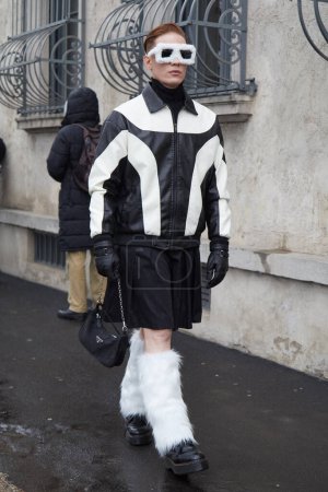 Téléchargez les photos : MILAN, ITALIE - 22 FÉVRIER 2024 : Homme avec veste en cuir noir et blanc et sac Prada avant le défilé Prada, Milan Fashion Week street style - en image libre de droit