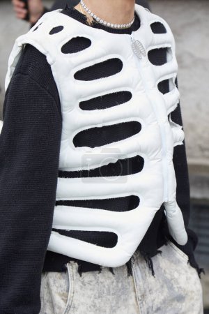 Téléchargez les photos : MILAN, ITALY - FEBRUARY 22, 2024: Man with white jacket in shape of rib cage before Prada fashion show, Milan Fashion Week street style - en image libre de droit