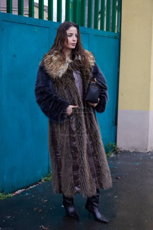Téléchargez les photos : MILAN, ITALIE - 23 FÉVRIER 2024 : Julia Hussein avant le défilé Tods, Milan Fashion Week street style - en image libre de droit