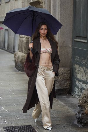 Téléchargez les photos : MILAN, ITALIE - 23 FÉVRIER 2024 : Mara Lafontan avant le défilé de mode Blumarine, Milan Fashion Week street style - en image libre de droit
