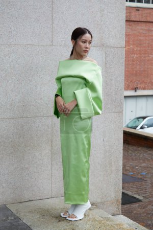 Téléchargez les photos : MILAN, ITALIE - 23 FÉVRIER 2024 : Jenny Tsang avant le défilé Sportmax, Milan Fashion Week street style - en image libre de droit