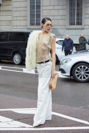 Téléchargez les photos : MILAN, ITALIE - 23 FÉVRIER 2024 : Victoria Stella avec chemise filet et pantalon blanc avant Philosophie par Lorenzo Serafini défilé de mode, Milan Fashion Week street style - en image libre de droit