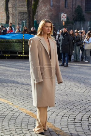 Téléchargez les photos : MILAN, ITALIE - 24 FÉVRIER 2024 : Chloe Lecareux avant le défilé Ferrari, Milan Fashion Week street style - en image libre de droit