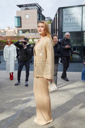 Foto de MILÁN, ITALIA - 24 DE FEBRERO DE 2024: Chloe Lecareux con suéter beige y falda antes del desfile de moda Ermanno Scervino, Milan Fashion Week street style - Imagen libre de derechos