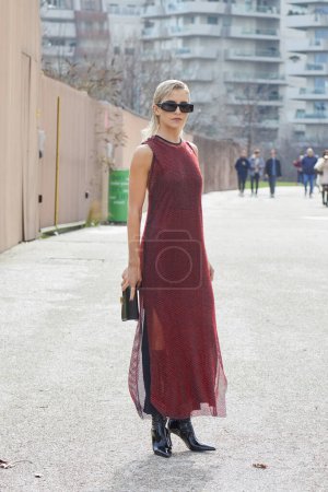 Foto de MILÁN, ITALIA - 24 DE FEBRERO DE 2024: Caroline Daur antes del desfile de moda de Ferragamo, Milan Fashion Week street style - Imagen libre de derechos