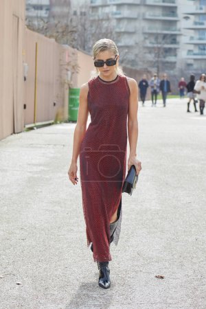 Téléchargez les photos : MILAN, ITALIE - 24 FÉVRIER 2024 : Caroline Daur avant le défilé Ferragamo, Milan Fashion Week street style - en image libre de droit