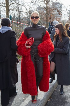 Téléchargez les photos : MILAN, ITALIE - 24 FÉVRIER 2024 : Leonie Hanne avant le défilé Ferragamo, Milan Fashion Week street style - en image libre de droit