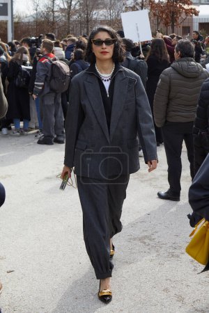 Foto de MILÁN, ITALIA - 24 DE FEBRERO DE 2024: Caroline Issa antes del desfile de moda de Ferragamo, Milan Fashion Week street style - Imagen libre de derechos