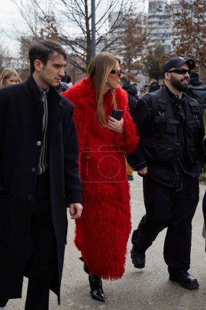 Téléchargez les photos : MILAN, ITALIE - 24 FÉVRIER 2024 : Anna Dello Russo avec manteau de fourrure rouge avant le défilé de mode Ferragamo, Milan Fashion Week street style - en image libre de droit