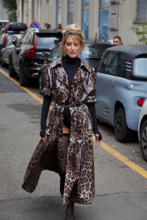 Foto de MILÁN, ITALIA - 24 DE FEBRERO DE 2024: Emili Sindlev antes del desfile de moda Dolce y Gabbana, Milan Fashion Week street style - Imagen libre de derechos