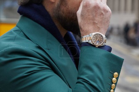 Foto de MILÁN, ITALIA - 24 DE FEBRERO DE 2024: Hombre con Rolex Datejust acero y oro antes de Dolce y Gabbana desfile de moda, Milán Fashion Week street style - Imagen libre de derechos