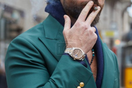 Foto de MILÁN, ITALIA - 24 DE FEBRERO DE 2024: Hombre con Rolex Datejust acero y oro antes de Dolce y Gabbana desfile de moda, Milán Fashion Week street style - Imagen libre de derechos