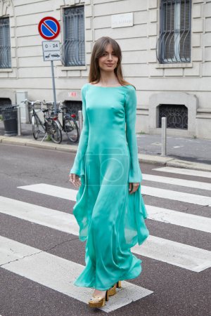 Téléchargez les photos : MILAN, ITALIE - 25 FÉVRIER 2024 : Mara Lafontan avant le défilé de mode Luisa Spagnoli, Milan Fashion Week street style - en image libre de droit