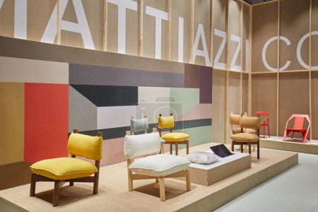 Foto de MILÁN, ITALIA - 16 DE ABRIL DE 2024: Puesto Mattiazzi con sillas en el Salone del Mobile durante la Semana del Diseño de Milán - Imagen libre de derechos