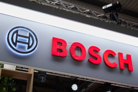 Foto de MILÁN, ITALIA - 16 DE ABRIL DE 2024: Bosch firma en el Salone del Mobile durante la Semana del Diseño de Milán - Imagen libre de derechos