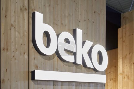 Foto de MILÁN, ITALIA - 16 DE ABRIL DE 2024: Beko firma en el Salone del Mobile durante la Semana del Diseño de Milán - Imagen libre de derechos