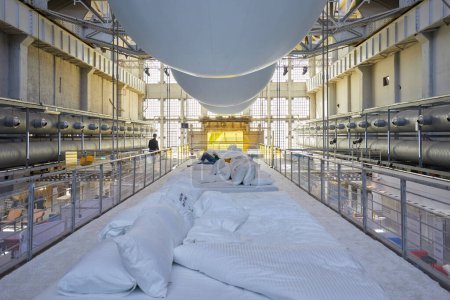 Foto de MILÁN, ITALIA - 17 DE ABRIL DE 2024: Instalación de Ikea con camas y almohadas durante la Semana del Diseño de Milán - Imagen libre de derechos