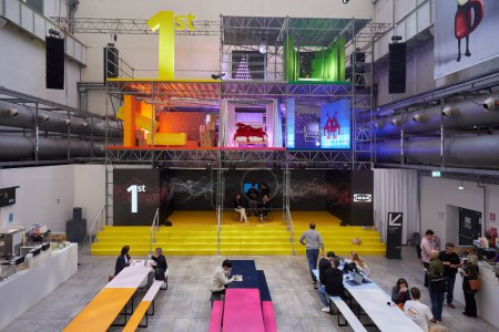 Foto de MILÁN, ITALIA - 17 DE ABRIL DE 2024: Instalación de Ikea durante la Semana del Diseño de Milán - Imagen libre de derechos