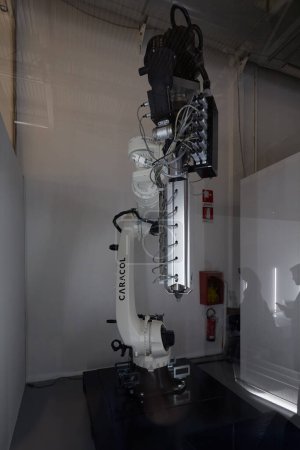 Foto de MILÁN, ITALIA - 17 DE ABRIL DE 2024: Impresión en 3D de caracol con brazo robótico Kuka trabajando durante la Semana del Diseño de Milán - Imagen libre de derechos