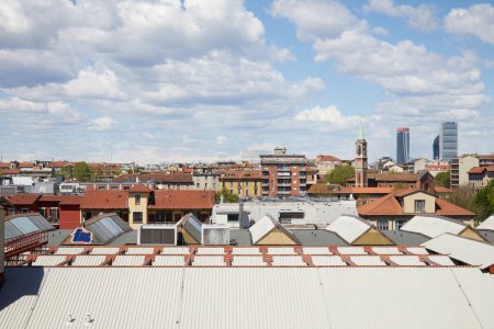 Foto de MILÁN, ITALIA - 17 DE ABRIL DE 2024: Los tejados de Milán en un día soleado con rascacielos de Generali y Allianz - Imagen libre de derechos