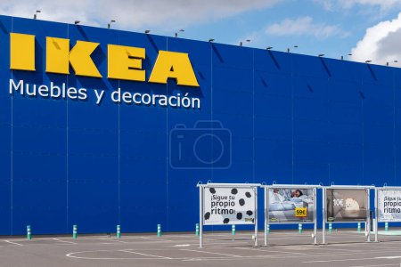 Foto de IKEA, Las Chafiras, Tenerife, Islas Canarias, España - 20 de septiembre de 2022: famoso almacén minorista de muebles para el hogar y punto de recogida en el sur de la isla, vistas al estacionamiento vacío - Imagen libre de derechos