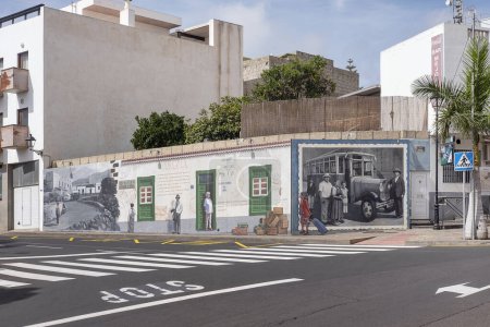 Foto de Arona, Tenerife, Islas Canarias, España - 22 de octubre de 2022: vista a la calle del hermoso mural que adorna las paredes de un edificio que representa tradiciones y personas para celebrar la cultura y la historia locales - Imagen libre de derechos