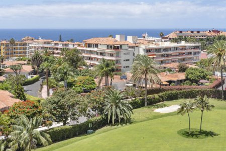 Foto de Puerto de la Cruz, Tenerife, Islas Canarias, España - 21 de julio de 2023: mirando hacia la costa desde La Paz, pequeño barrio popular por su jardín botánico, hoteles de lujo y restaurantes locales - Imagen libre de derechos