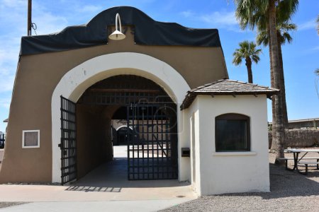 Foto de Vista sobre el monumento y el edificio de la Prisión Histórica en Yuma - Imagen libre de derechos