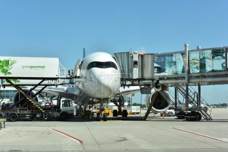 Téléchargez les photos : Aéroport de Munich, avion en attente de chargement - en image libre de droit