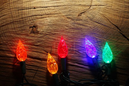 Téléchargez les photos : Lumières de Noël sur bois - en image libre de droit