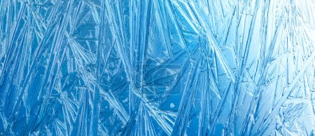 Téléchargez les photos : Fenêtre couverte de givre hivernal avec un motif de cristaux de glace. - en image libre de droit