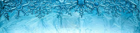 Téléchargez les photos : Fond hivernal avec fenêtre couverte de givre d'hiver avec un motif de cristaux de glace et de flocons de neige clairs. - en image libre de droit
