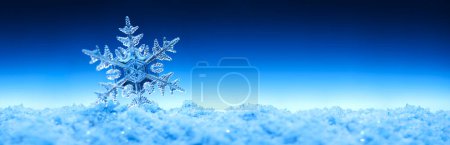 Téléchargez les photos : Cristal clair de flocon de neige sur neige scintillante. Concept de temps froid ou d'hiver. - en image libre de droit