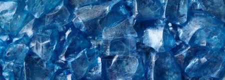 Téléchargez les photos : Des morceaux de glace bleue brillante et claire. Résumé fond froid ou gelé d'hiver. - en image libre de droit