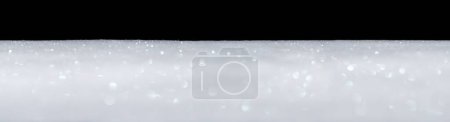Téléchargez les photos : Bannière de neige blanche scintillante lisse isolée sur noir - en image libre de droit