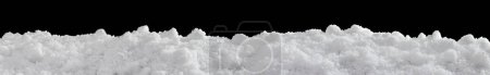 Téléchargez les photos : Bannière de neige blanche rugueuse isolée sur noir - en image libre de droit