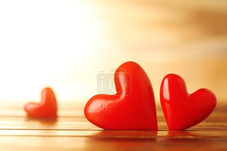 Téléchargez les photos : Three shiny red hearts for Valentines day - en image libre de droit